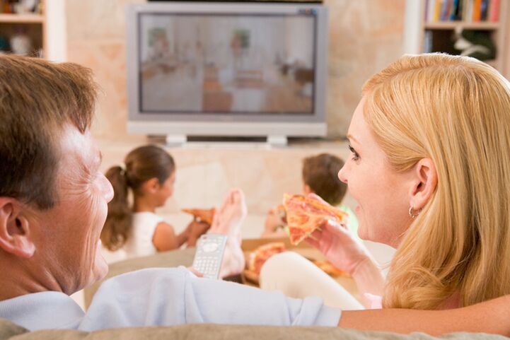 Voor effectief gewichtsverlies moet u maaltijden opgeven voor het tv-scherm