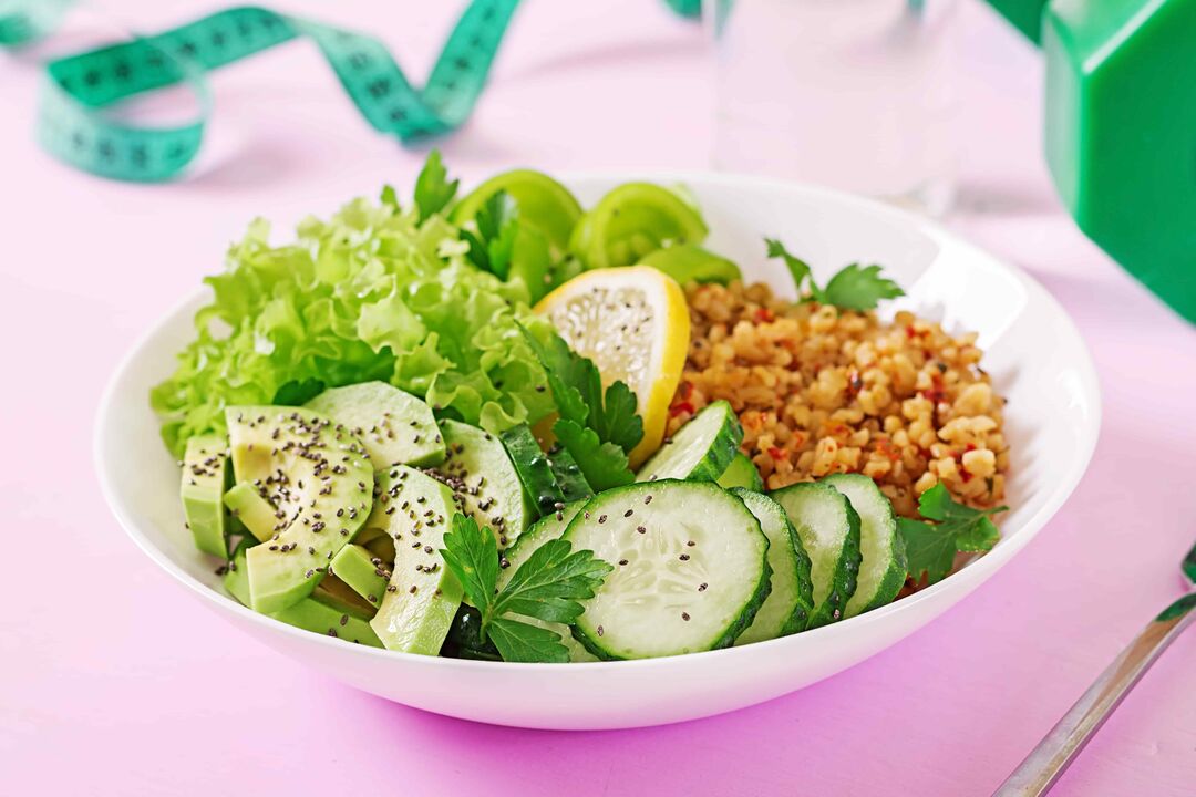boekweit met groenten en kruiden voor gewichtsverlies op de juiste voeding